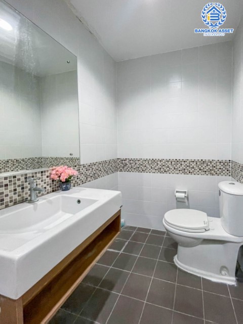 บ้านแฝดมือสองย่านนทบุรี ม.พฤกษาวิลเลจ22 บางกรวย-ไทรน้อย เนื้อที่ 39.1 ตร.ว. ฟังก์ชัน 3 ห้องนอน 2 ห้องน้ำ 2 ที่จอด บนทำเลที่ เดินทางสะดวก เชื่อมต่อถนน นครอินทร์ ,ถนนบางกรวย-ไทรน้อย ,ซอยวัดสังฆทาน เข้าเมืองสะดวก ใกล้รถไฟฟ้าสายสีม่วง "สถานีแยกติวานนท์" และ ใกล้จุดขึ้นทางด่วน "พระราม7"